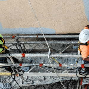 Homens-pintando-fachada-de-predio